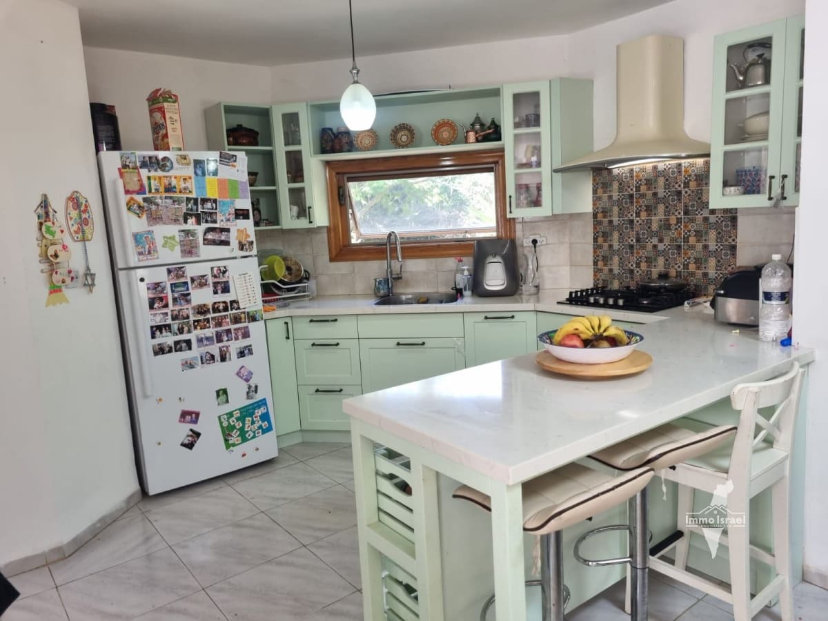 6-Room Private House For Sale On Arugot Ha-Bosem Street, Haluts