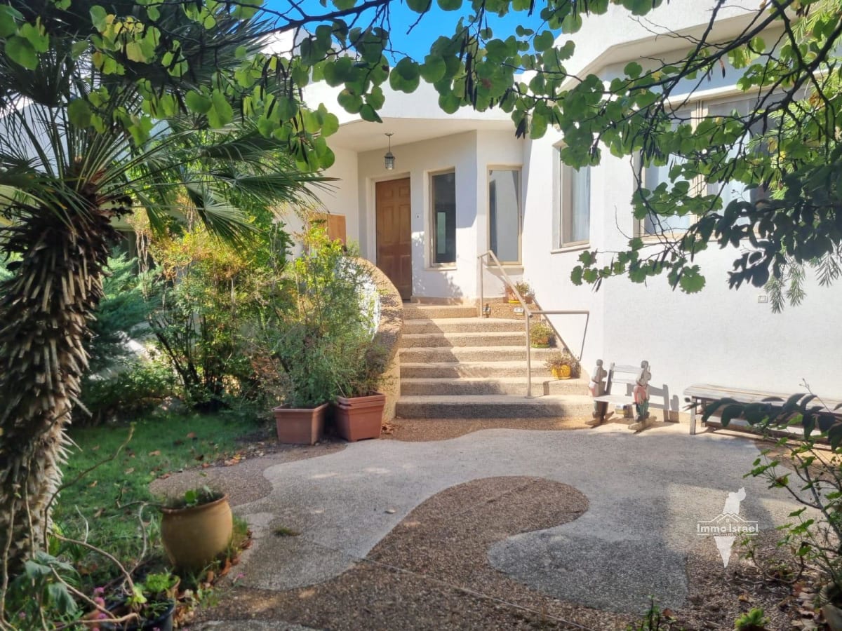 6-Room Private House For Sale On Arugot Ha-Bosem Street, Haluts