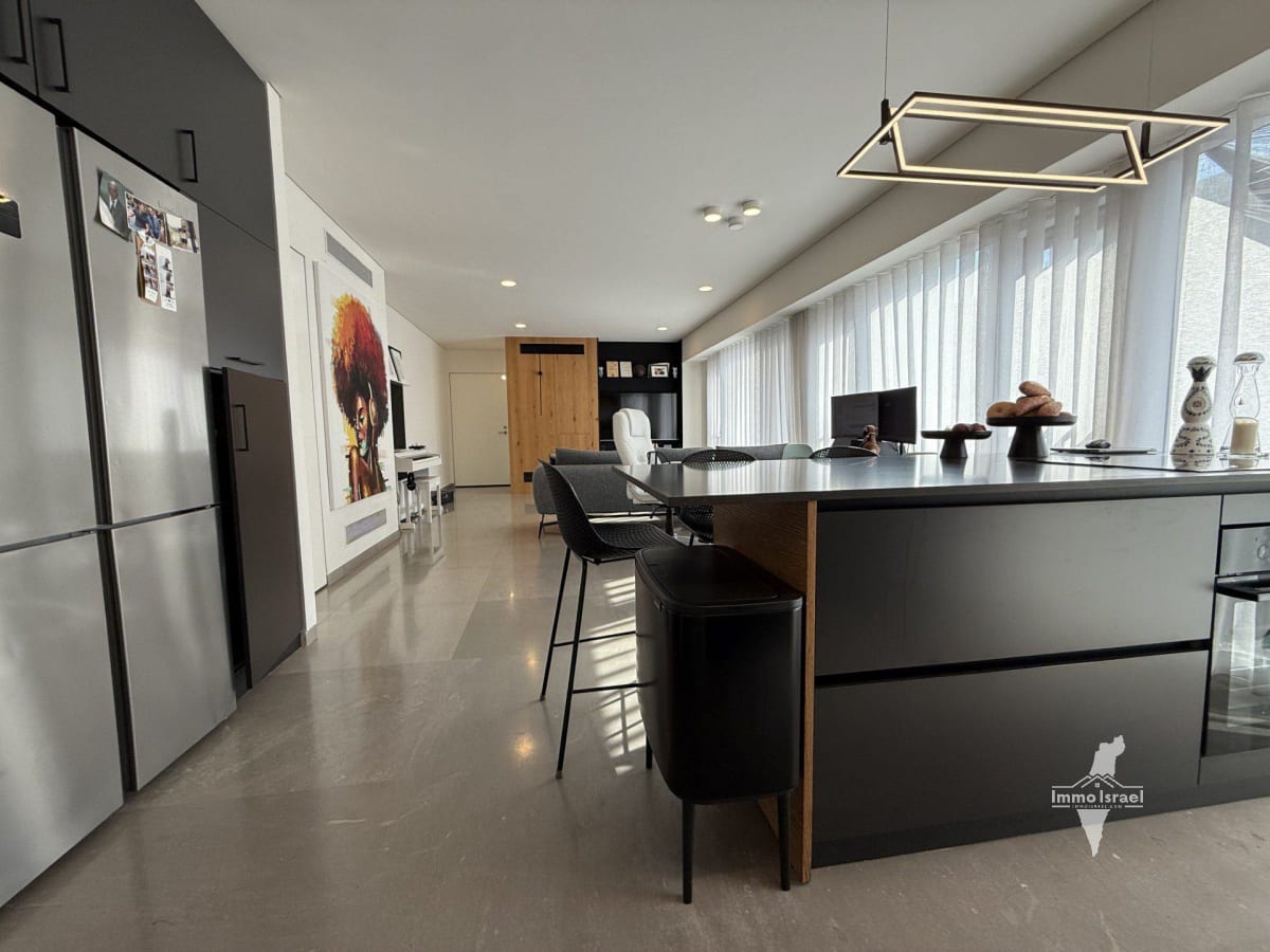 3.5-Room Apartment For Sale On Arlozorov Street, Tel Aviv