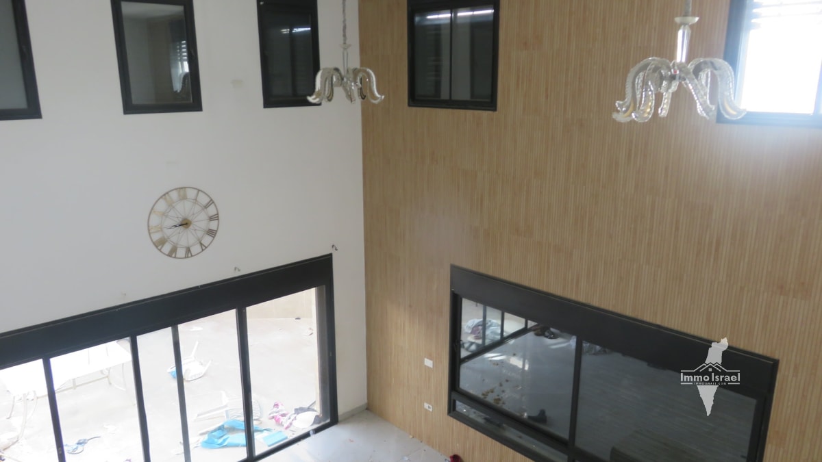 11-Room Villa For Sale On Havakuk HaNavi Street, Bet Shemesh
