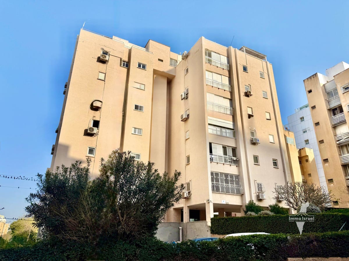 4-Room Apartment For Sale On Imanuel Mol Street, Netanya