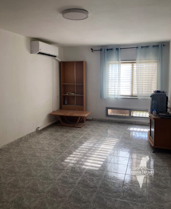 3-Room Apartment in Tet Neighborhood, Be'er Sheva