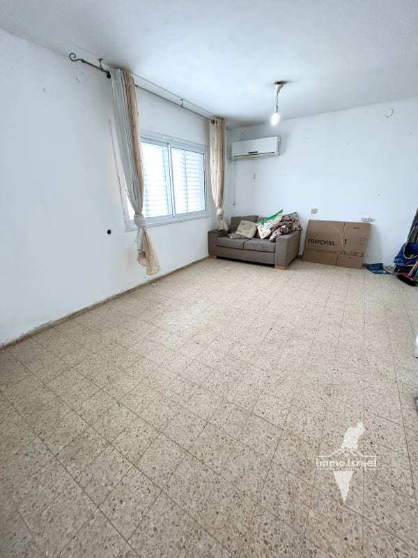 4-Room Apartment for Sale 10 Minutes from the University