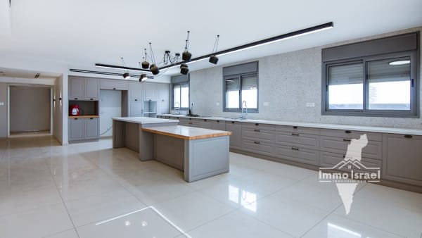 For Sale Luxury Penthouse with 6 Rooms on Yaakov Cohen Street