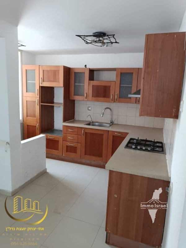For Rent: 3-Room Apartment in Machane Yehuda, Petah Tikva