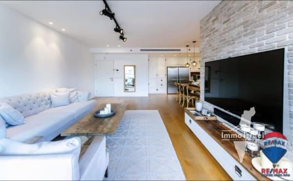 For Sale: 5-Room Mini Penthouse in Em HaMoshavot, Petah Tikva