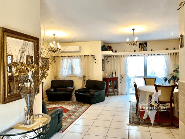For Sale: 6-Room Cottage on HaSandlar Street, Netanya