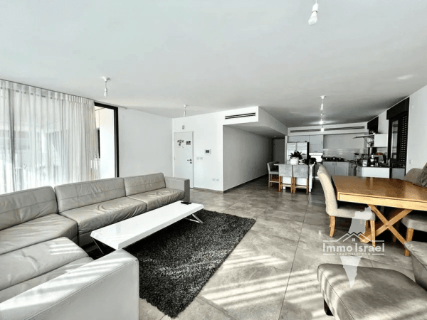 For Sale: 5-Room Mini Penthouse on Ussishkin Street, Netanya