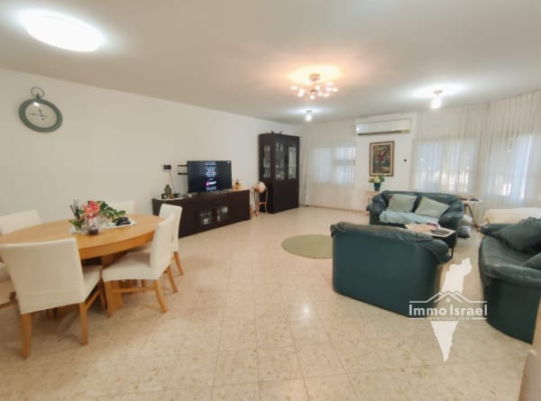 7-Room Cottage for Sale in Neot Ben Gurion, Ramla