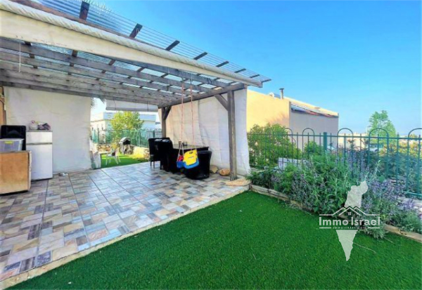 4-Room Cottage for Sale in Hinanit