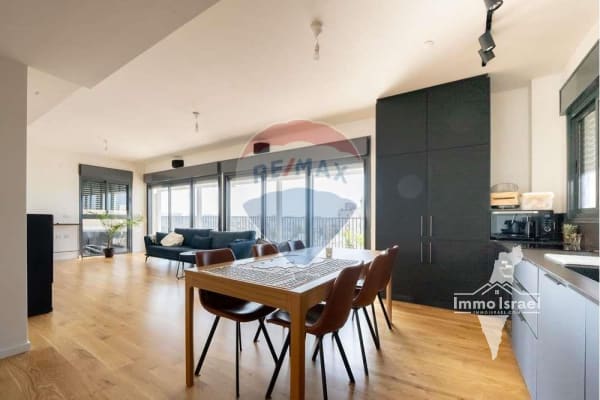 3-Room Penthouse for Sale on HaRav Alnekave Street 38, Tel Aviv