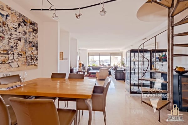 Duplex avec toit de 5 pièces à vendre rue Burla, Tel Aviv