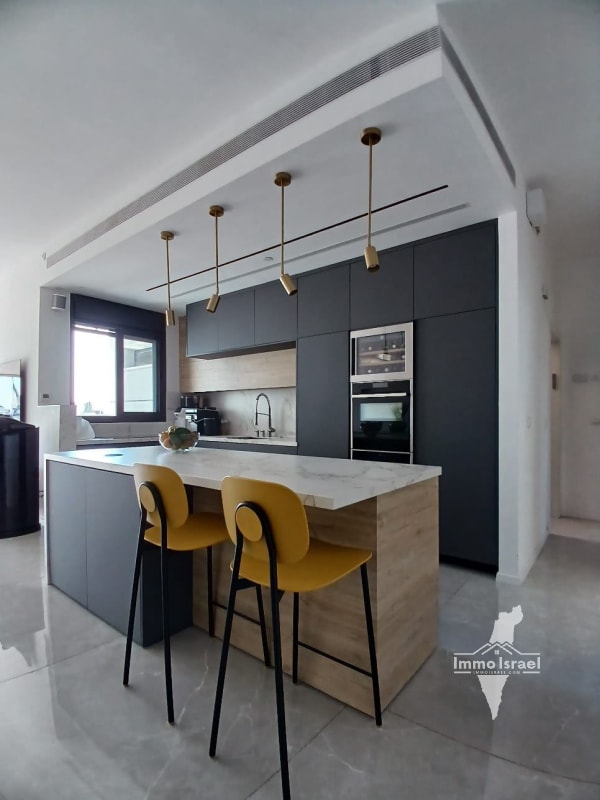 Mini Penthouse for Sale in the Sought-After Katznelson Neighborhood, Rishon LeZion