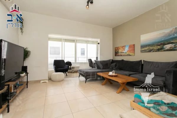 3-Room Apartment for Sale on Ze'ev Jabotinsky Street, Carmel Tsarfati Neighborhood, Haifa