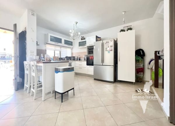 6-Room Cottage for Sale in Afridar Neighborhood, Ashkelon