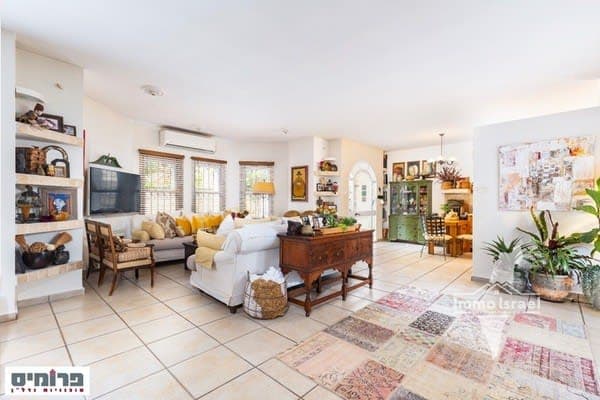 5-Room Cottage for Sale with a Separate Unit on HaKfir Street, Jerusalem
