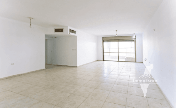 5-Room Apartment for Sale at Derech Menachem Begin, Petah Tikva