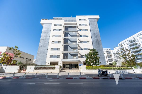 5-Room Apartment for Sale at 32 Yatkovski Achim Street, Petah Tikva