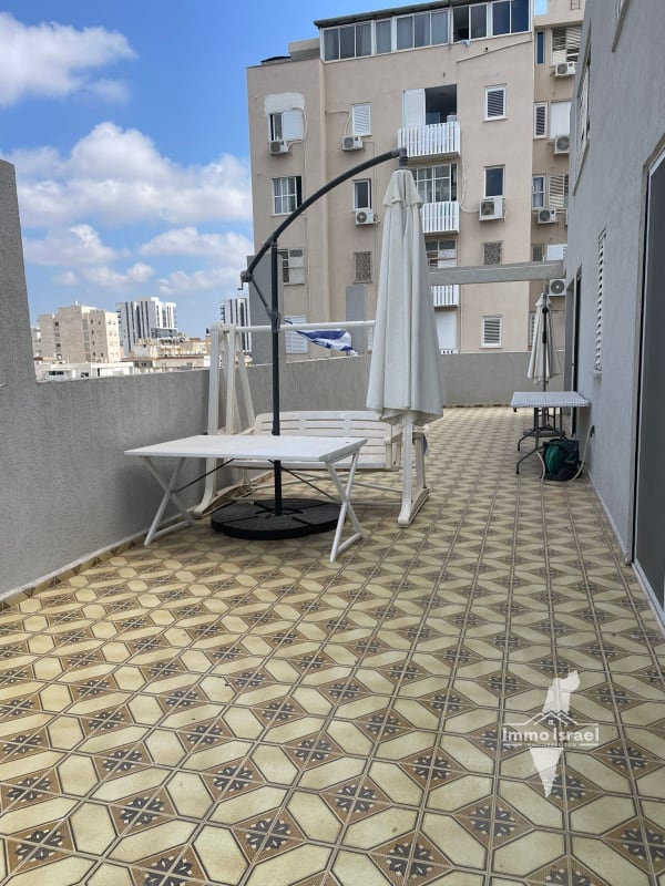 6-Room Duplex Penthouse for Sale in City Center Neighborhood, Netanya