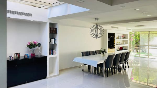 7-Room Villa with Pool for Sale at Ha-Vradim Street, Netanya