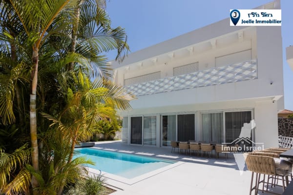 Luxurious 7-Room Villa for Sale at Geva Street, Netanya