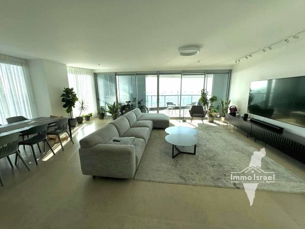 5-Rooms Mini Penthouse for Sale in Gindi Tower 2 at Carlebach Street, Tel Aviv-Yafo