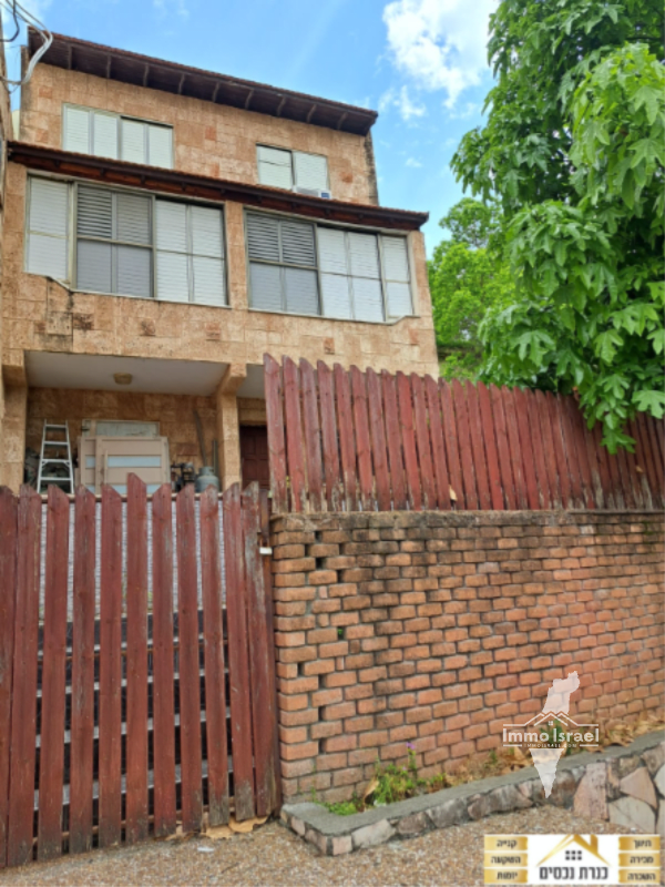 Cottage divisé en 3 maisons mitoyennes à vendre à Yokne'am Illit