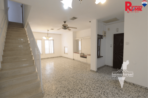 4.5-Room Penthouse Apartment for Sale on HaMa'apilim Street, Bat Yam