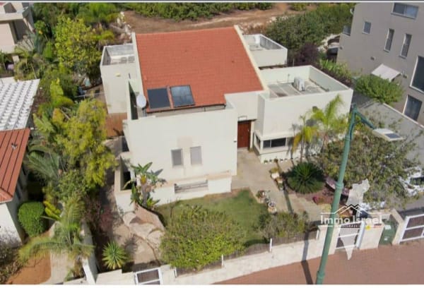 7-room private house for sale on Bazelet Street, Shoham