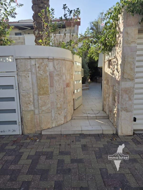 8-room semi-detached house for sale on HaAnafa Street, Be'er Ya'akov