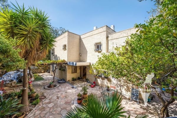 9-Room Villa For Sale On HaEtrog Street, Giv’at Ze’ev