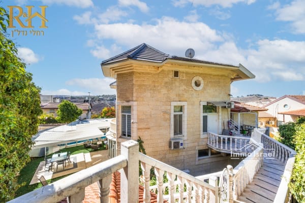 10-Room Mansion For Sale On Be’erot Street, Giv’at Ze’ev