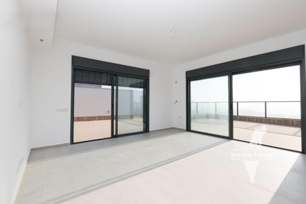 5-Room Penthouse For Sale On Arzei HaLevanon Street, Hadera