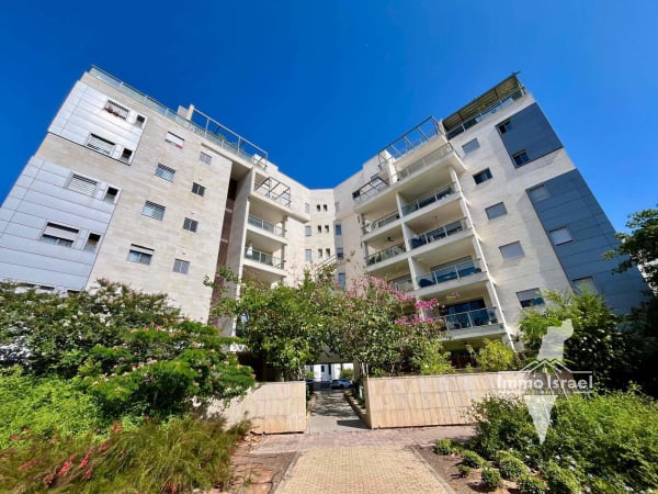 6-Room Penthouse For Sale On Naomi Shemer Street, Ra'anana