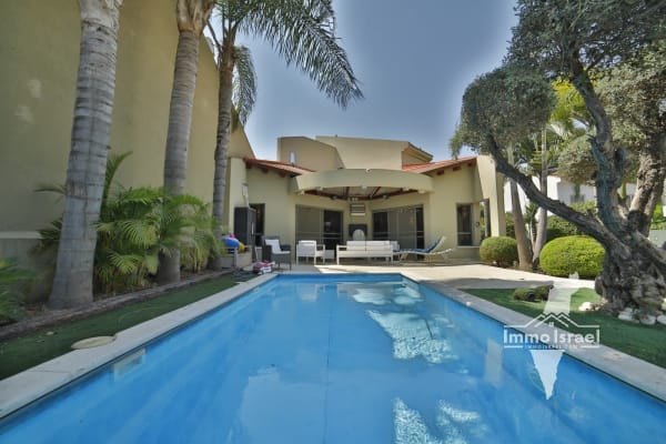 Коттедж с 7 комнатами на продажу в Азор