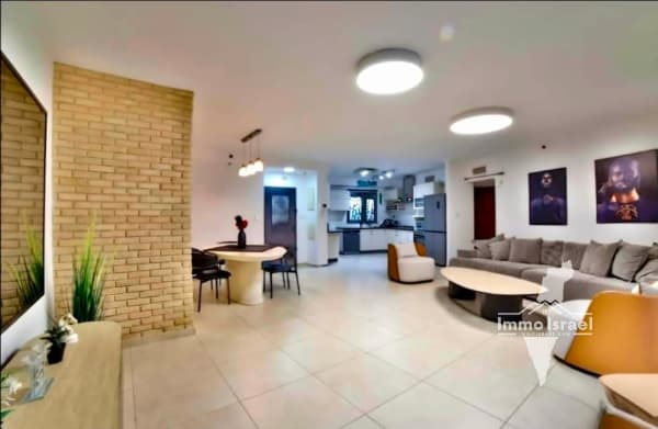 Квартира с садом из 6 комнат на продажу рядом с морем, Бат-Ям