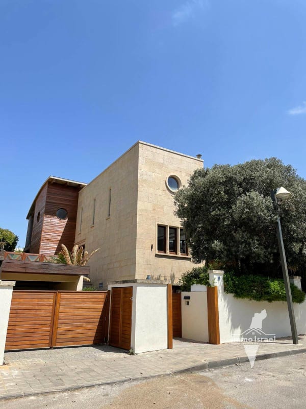 5-Room Home For Rent On Ha-Galim Street, Arsuf