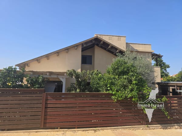 6-Room Villa For Sale On HaShira HaIvrit Street, Beit Aryeh