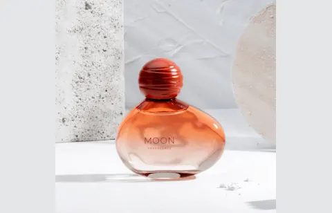 Sophisticated overcaps meet modern glass artistry.