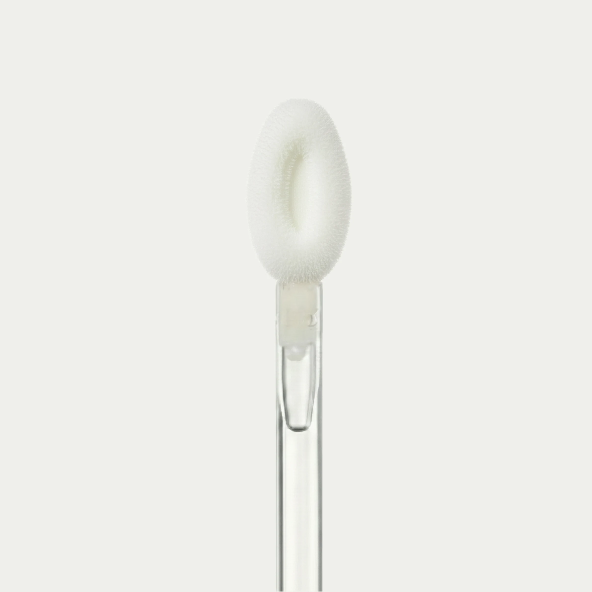 Reservoir tip doe-foot applicator with built-in center reservoir