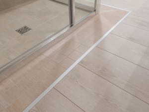 dettagli di un pavimento in materiali naturali. Legno e piastrelle certificate eco compatibili.