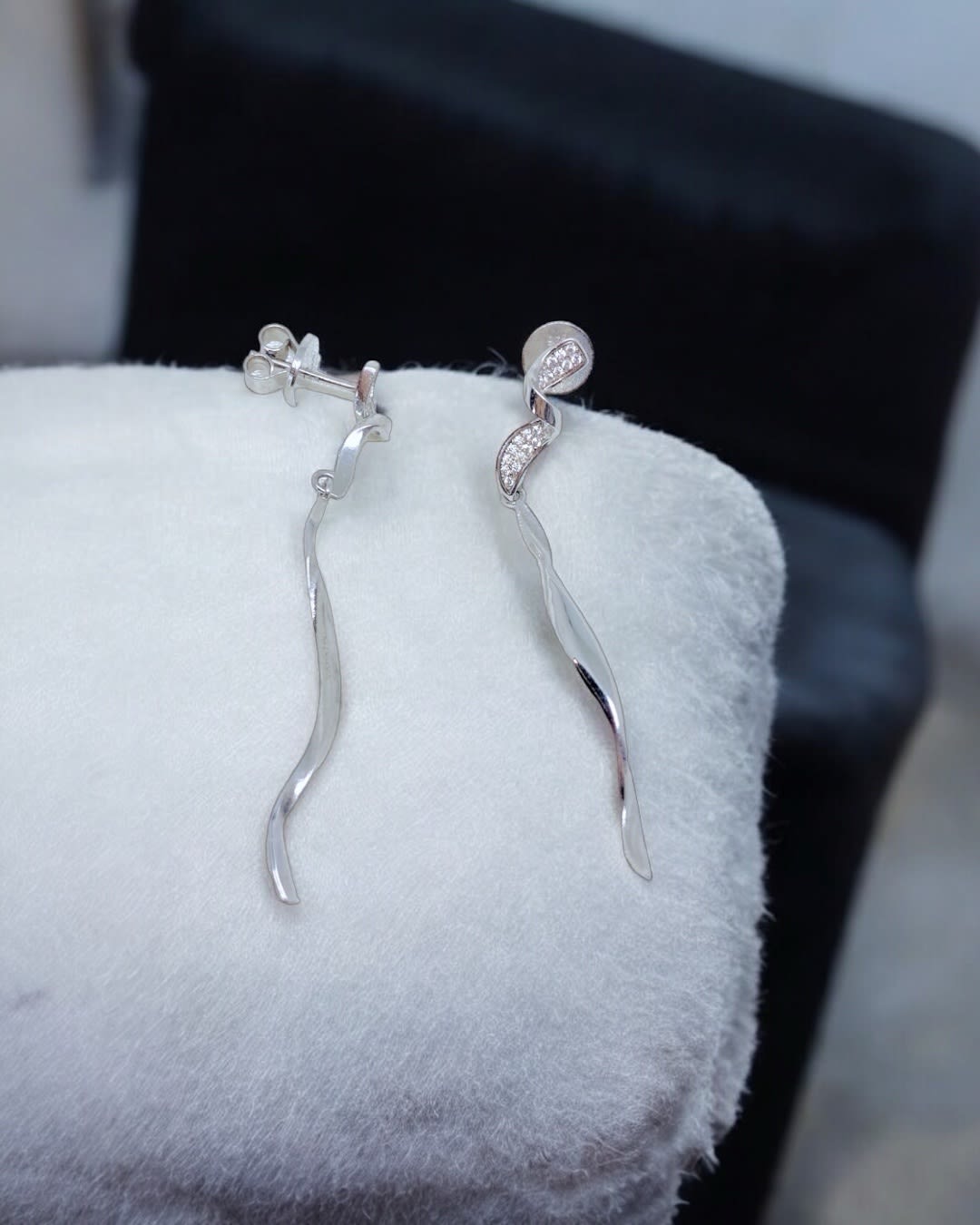 elegant-wavy-flow-silver-dangle-earrings ER4150