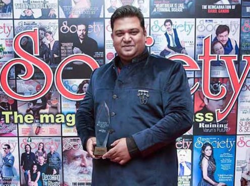 vinay aranha of rosary school with the Award