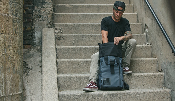 The roll top not only makes the bag expandable, but gives you quick access to your gear without opening the clamshell