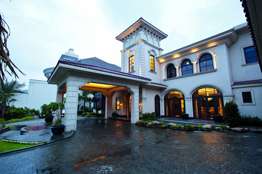The Essence of Tropical Magnificence