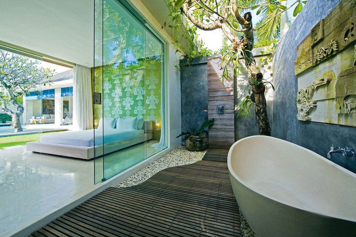 https://res.cloudinary.com/indonesiadesign/image/upload/f_auto%2Cfl_progressive/Modern-Romantic-Balinese-Outdoor-Showers-Chandra-Villa-Bali_2.jpg