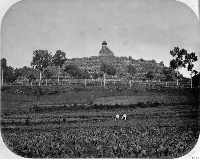 Borobudur temple circa 1866 | Source: wikimedia.org