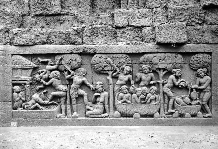 The carving on Borobudur's hidden foot | Source: wikimedia.org