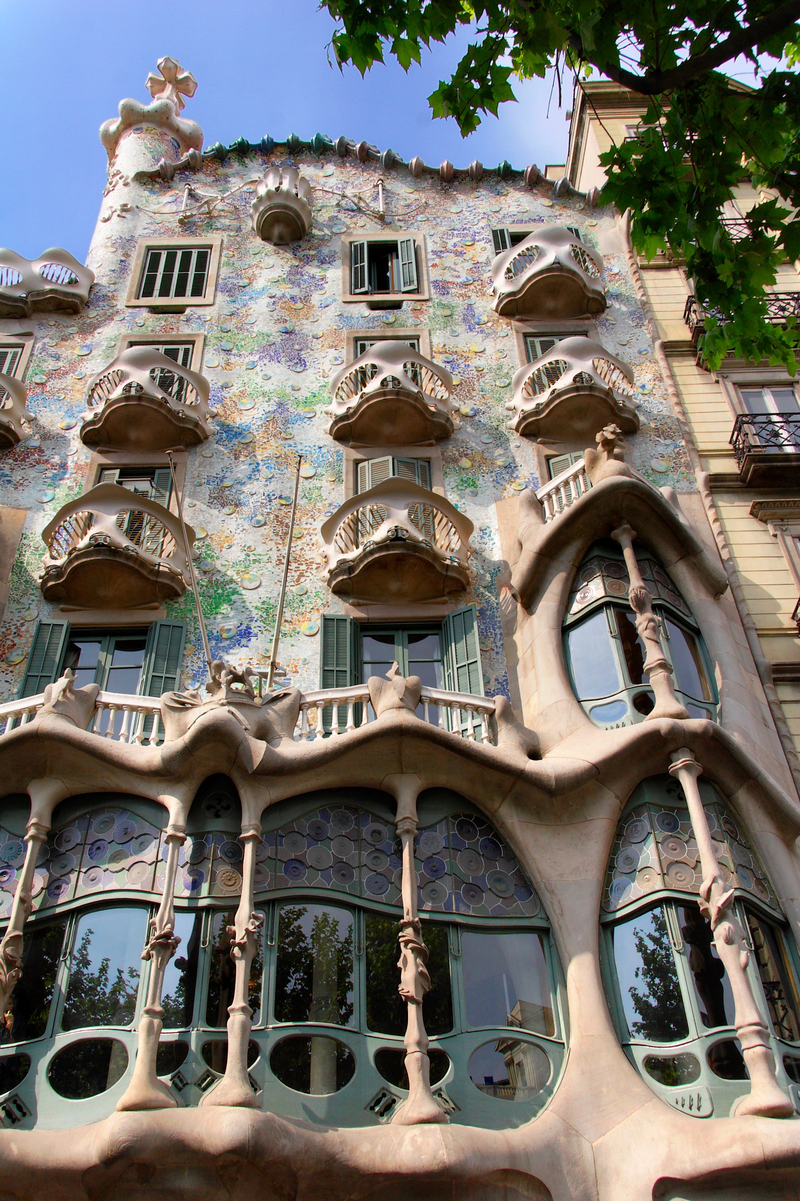Trencadís facade of Antoni Gaudí's Casa Batlló (1904-1906) | Source: Getty Images