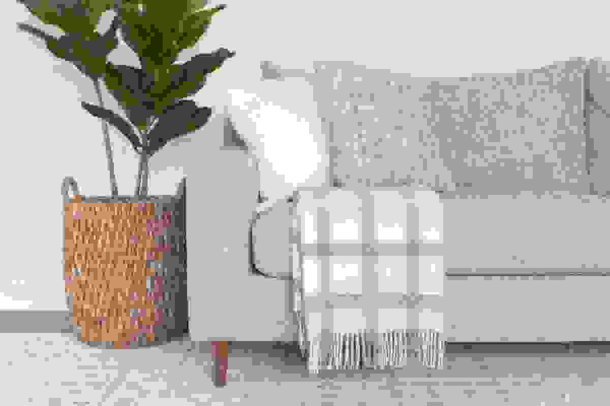 Throw blanket and pillows for extra comfort | Source: thediyplaybook.com